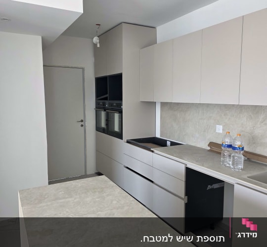 מטבח מודרני עם ארונות ומשטח עבודה